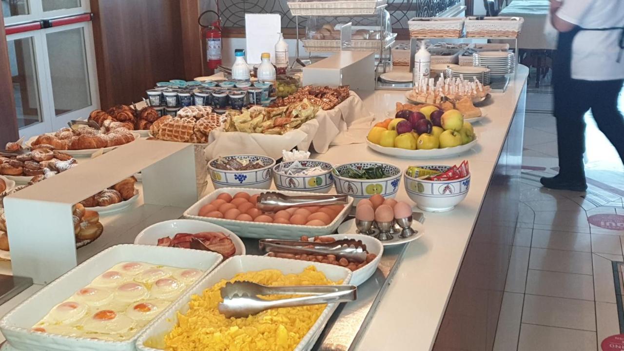 Hotel Negresco Cattolica Eksteriør bilde