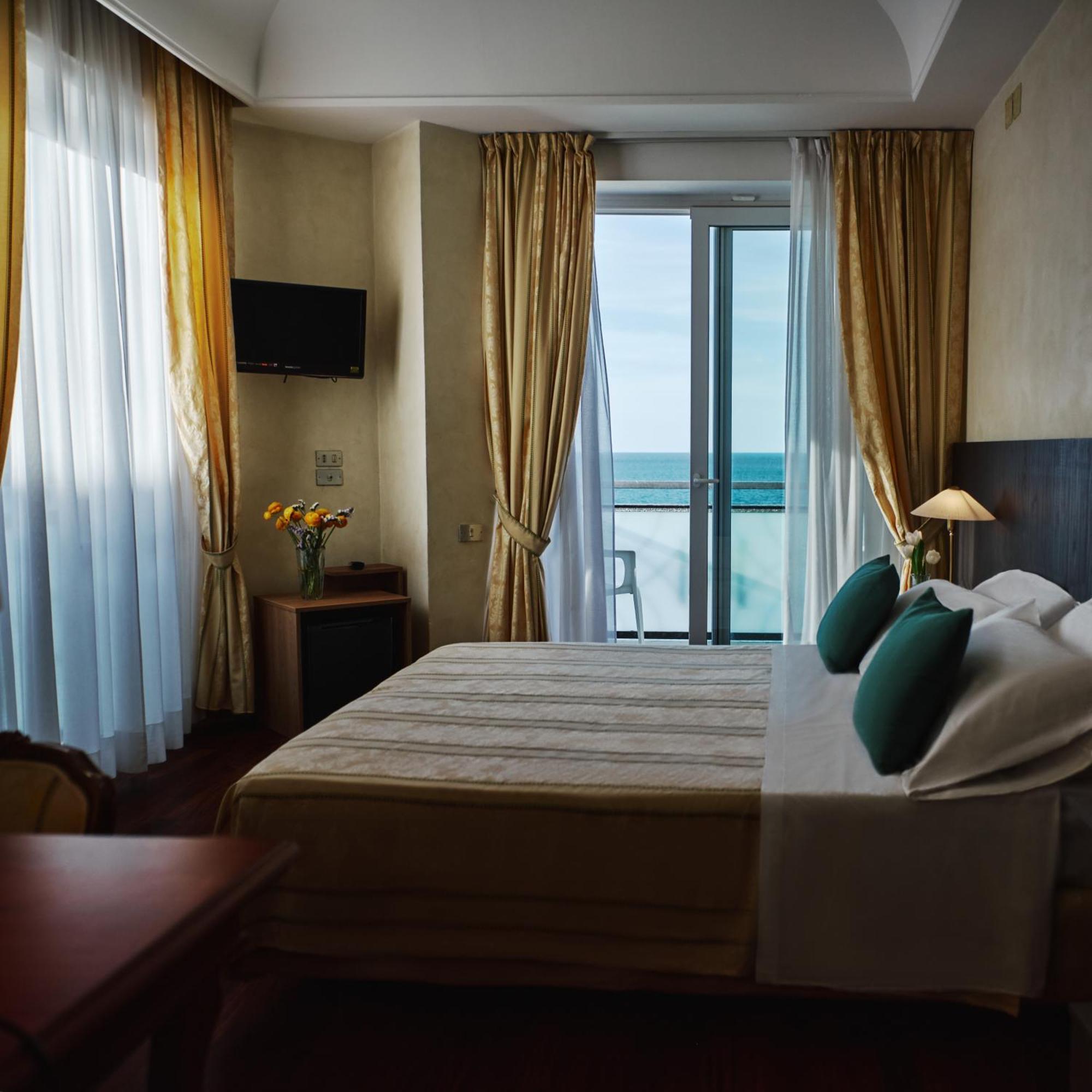 Hotel Negresco Cattolica Eksteriør bilde