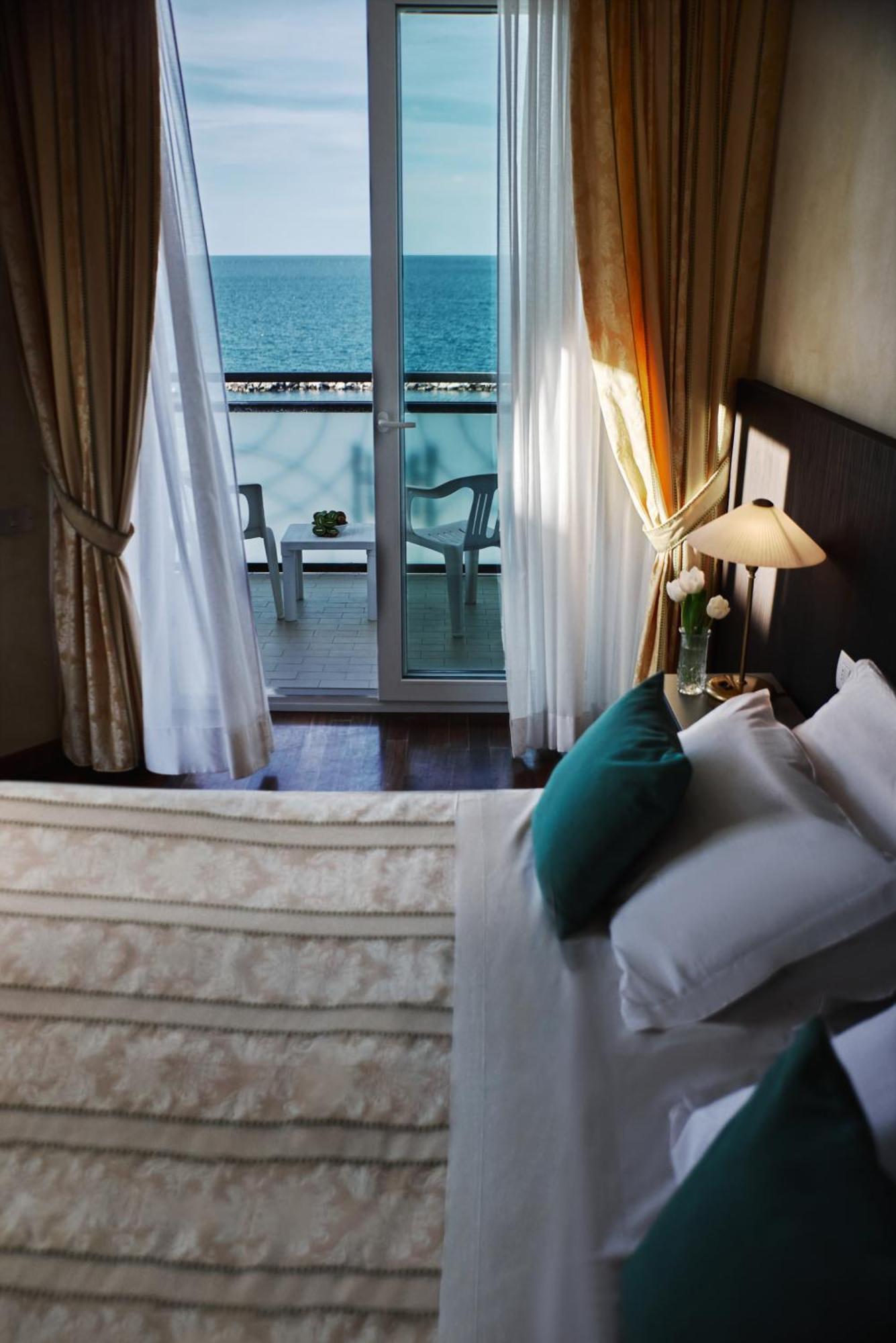 Hotel Negresco Cattolica Eksteriør bilde