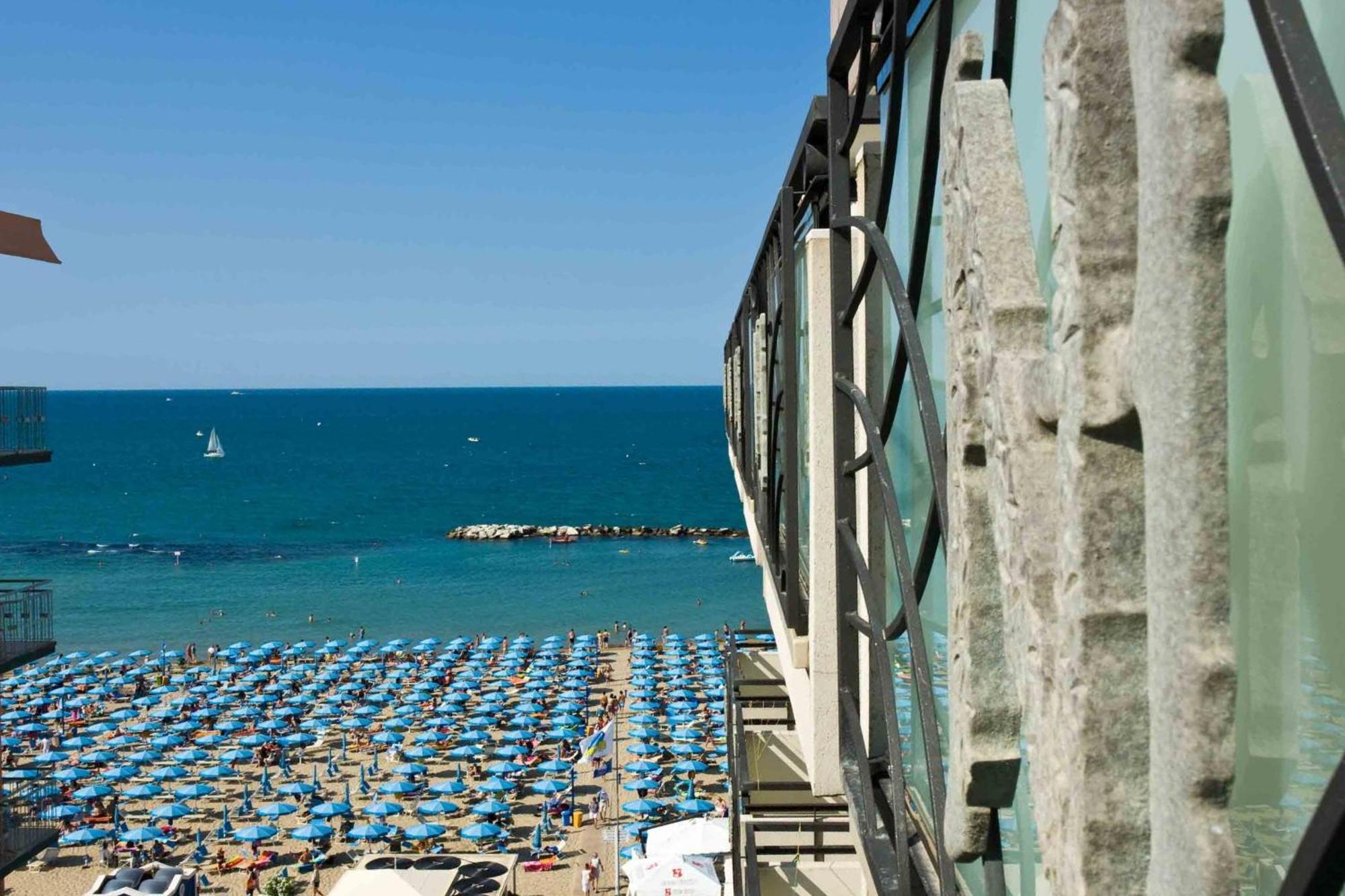Hotel Negresco Cattolica Eksteriør bilde
